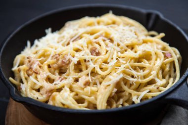 Spagetti carbonara pancetta ve yumurta ile