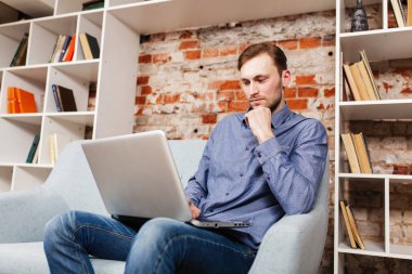 genç adam bir dizüstü bilgisayar ile