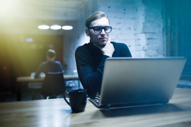 genç adam bir dizüstü bilgisayar ile