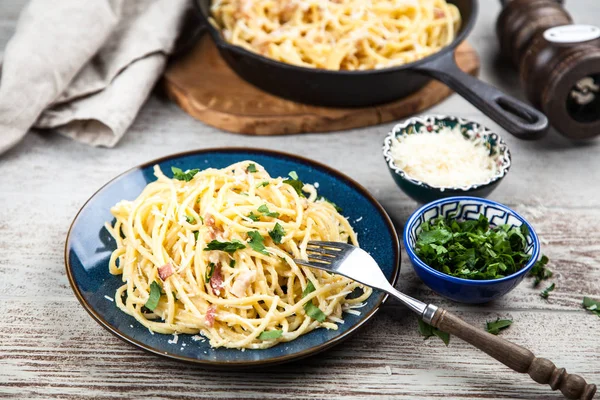 Spaghetti carbonara con huevo y panceta — Foto de Stock