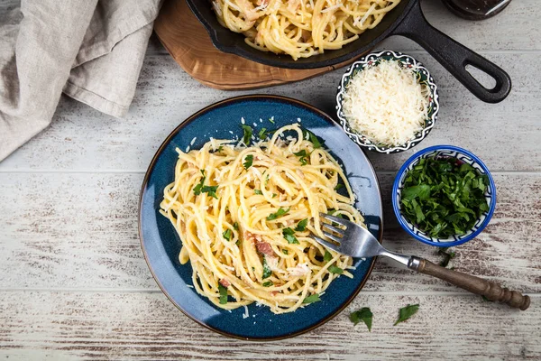 Spaghetti carbonara con huevo y panceta — Foto de Stock