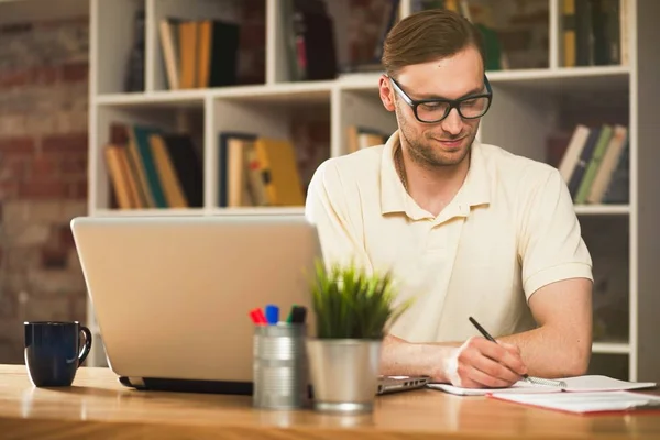 Jonge man met een laptop — Stockfoto