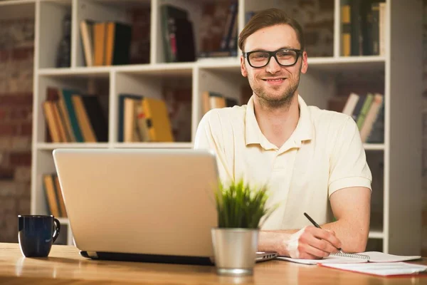 Jovem com um laptop — Fotografia de Stock