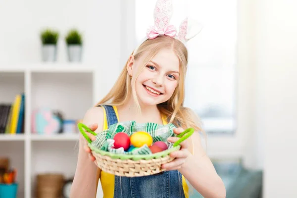 Tonårig flicka håller påskägg — Stockfoto