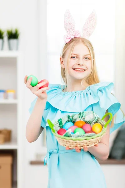 Tinédzser girl gazdaság húsvéti tojás — Stock Fotó