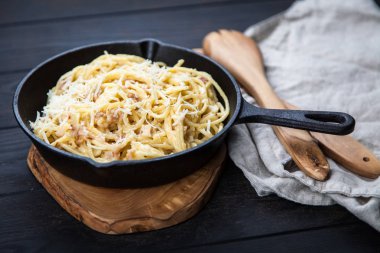 Spagetti carbonara pancetta ve yumurta ile