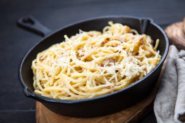 Spagetti carbonara pancetta ve yumurta ile