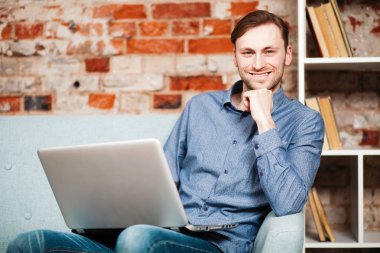 genç adam bir dizüstü bilgisayar ile