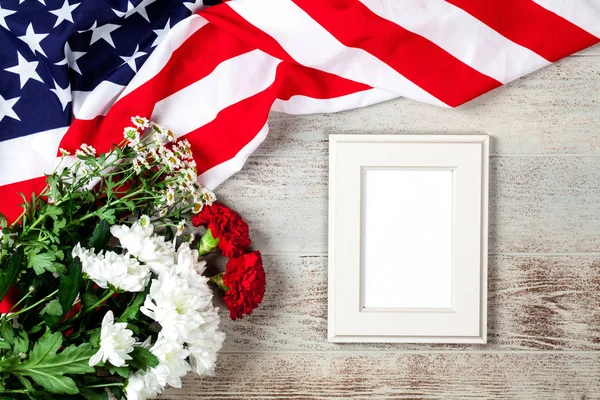 Bandera de EE.UU. sobre fondo de madera —  Fotos de Stock