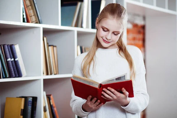 Teenager Mädchen in einer Bibliothek — Stockfoto