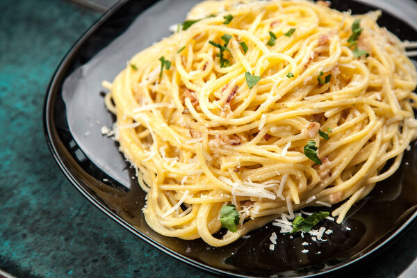 Спагетти карбонара с яйцом и панчеттой
