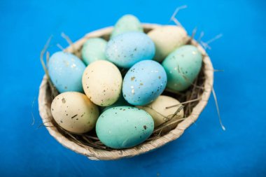 Mavi arka planda Paskalya yumurtaları
