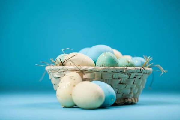 蓝色背景的复活节彩蛋 — 图库照片