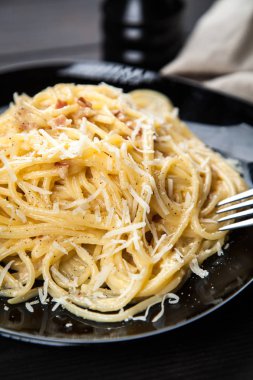 Spagetti carbonara pancetta ve yumurta ile