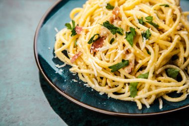 Spagetti carbonara pancetta ve yumurta ile