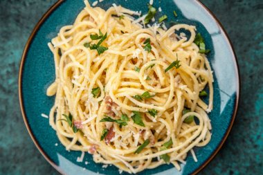 Spagetti carbonara pancetta ve yumurta ile