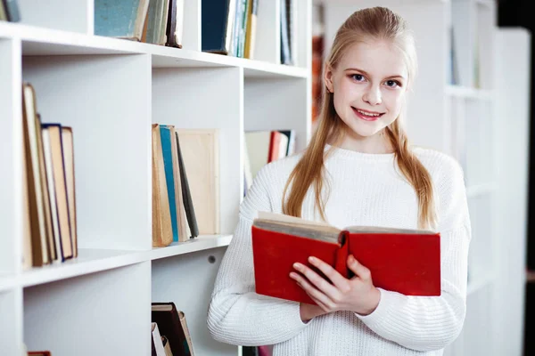 Tiener meisje in een bibliotheek — Stockfoto