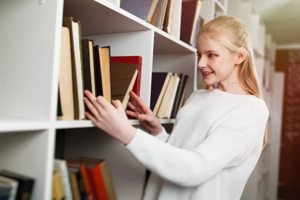 Adolescente em uma biblioteca — Fotografia de Stock