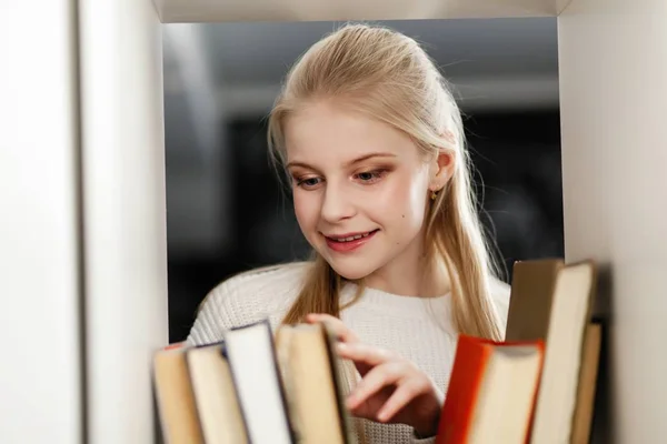 Adolescente em uma biblioteca — Fotografia de Stock
