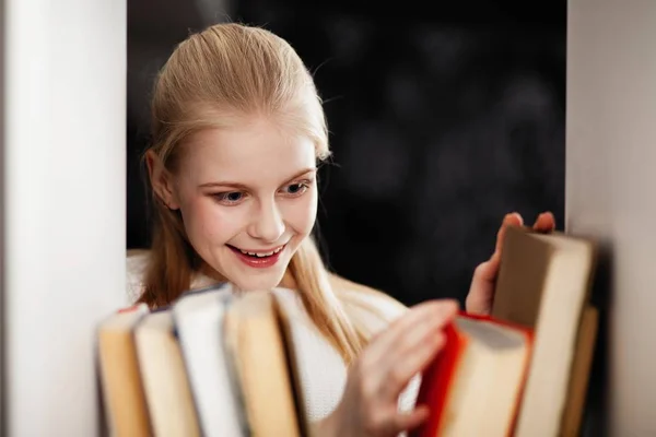 Ragazza adolescente in una biblioteca — Foto Stock
