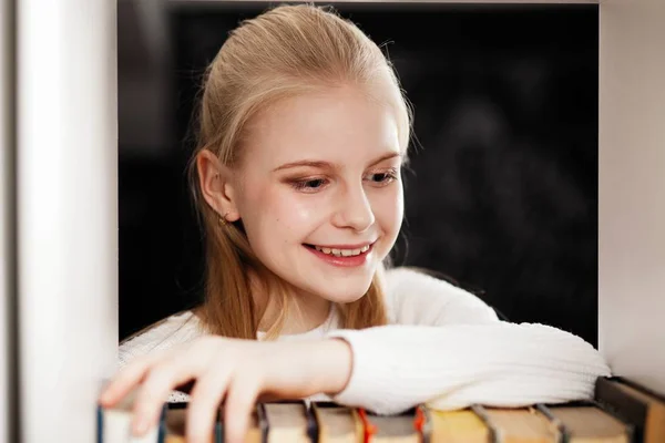 Adolescente dans une bibliothèque — Photo