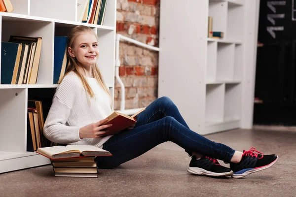 Adolescente en una biblioteca — Foto de Stock