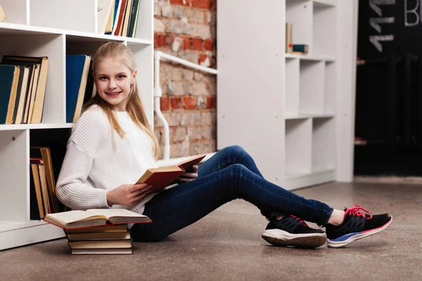 Adolescente en una biblioteca —  Fotos de Stock