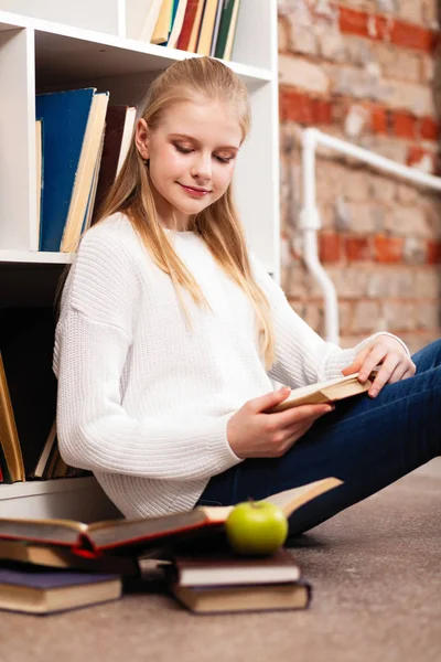 Девочка-подросток в библиотеке — стоковое фото