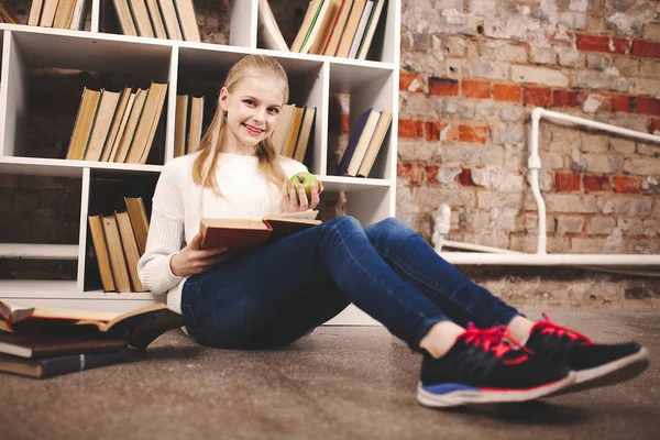 Teenage girl in a library — Stock Photo, Image