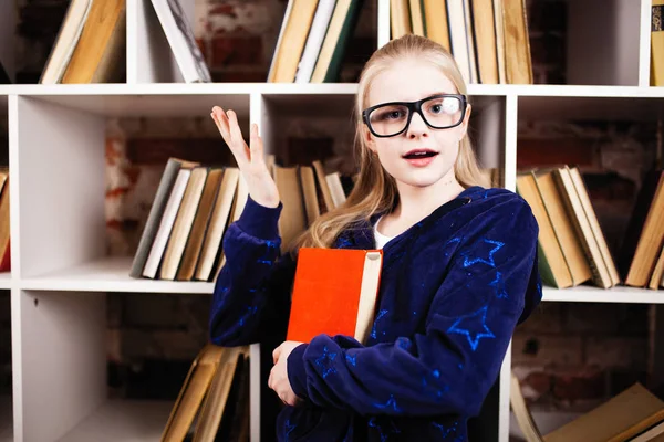 Adolescente em uma biblioteca — Fotografia de Stock