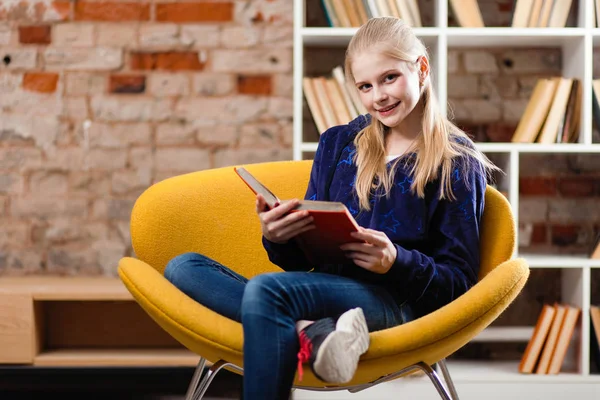 Ragazza adolescente in una biblioteca — Foto Stock