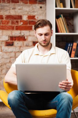 genç adam bir dizüstü bilgisayar ile