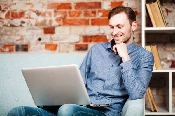 Young man with a laptop — Stock Photo, Image