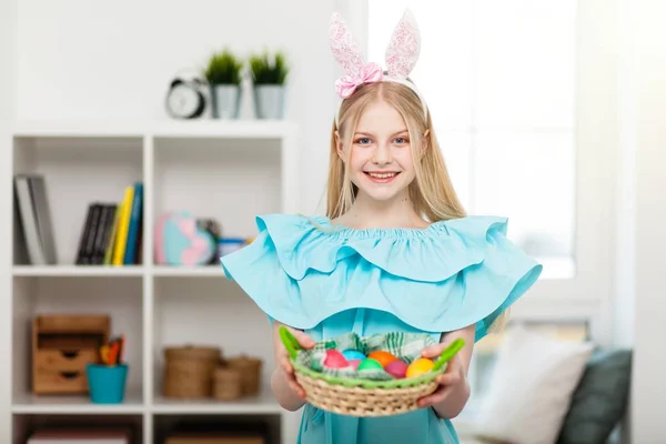 Teenage girl holding Easter eggs — Stock Photo, Image