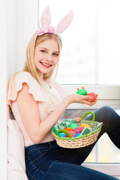 Εφηβικό κορίτσι που κατέχουν τα αυγά του Πάσχα — Φωτογραφία Αρχείου