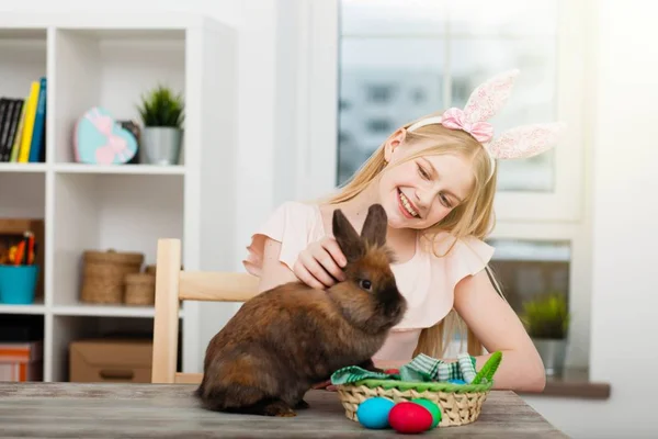 Adolescente sosteniendo huevos de Pascua —  Fotos de Stock