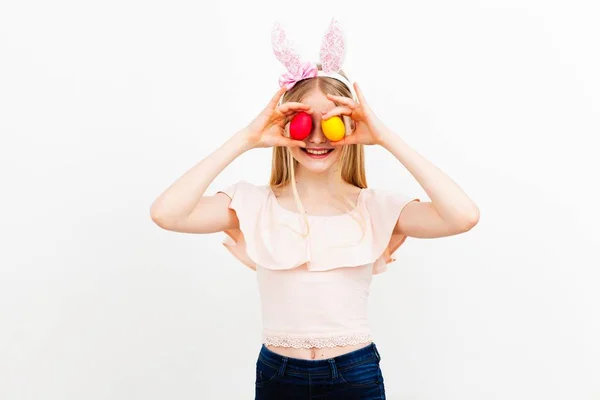 Tienermeisje holding paaseieren — Stockfoto