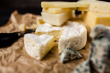 farklı çeşit peynir