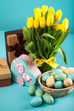 Mavi arkaplanda sarı laleler