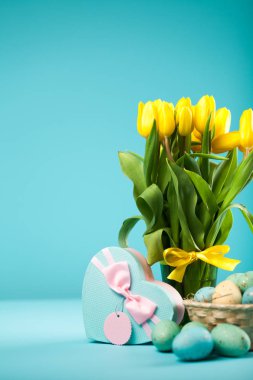 Mavi arkaplanda sarı laleler