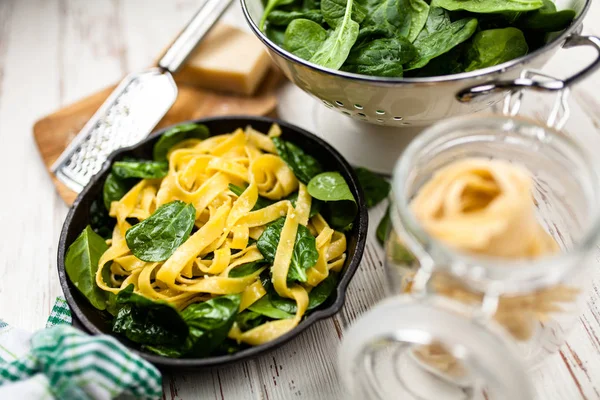 Macarrão tagliatelle espinafre — Fotografia de Stock