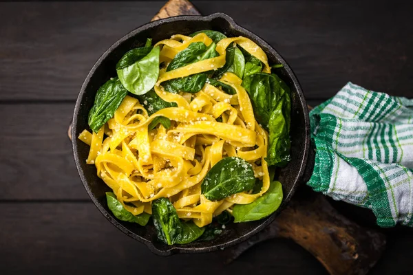 Pasta de espinacas tagliatelle — Foto de Stock