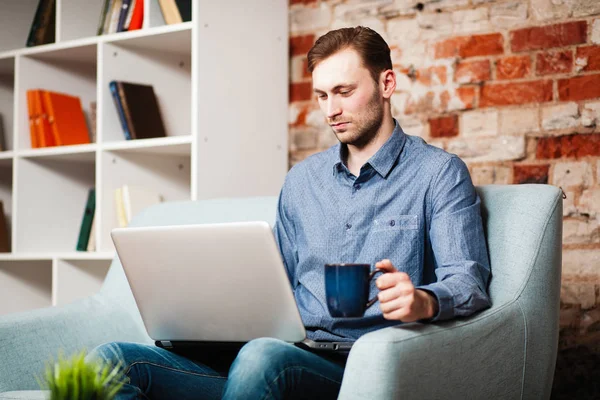 Jeune homme avec un ordinateur portable — Photo