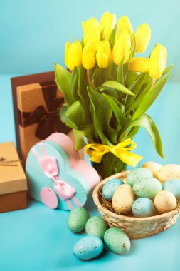 Mavi arkaplanda sarı laleler