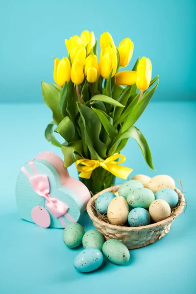 Žluté tulipány na modrém pozadí — Stock fotografie