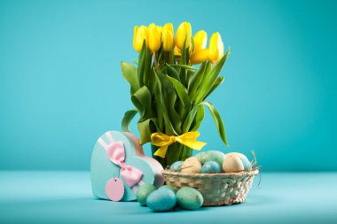 Mavi arkaplanda sarı laleler