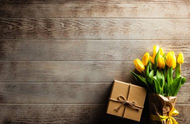 ahşap zemin üzerine Sarı laleler