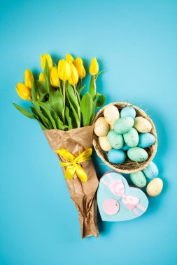 Mavi arkaplanda sarı laleler