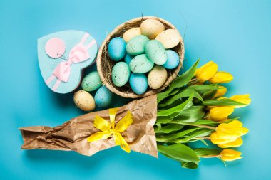 Mavi arkaplanda sarı laleler