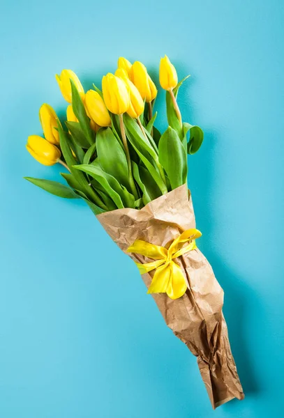 Tulipanes amarillos sobre fondo azul — Foto de Stock